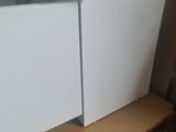un réfrigérateur blanc posé sur une palette en bois
