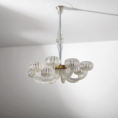 une image d'un lustre suspendu au plafond d'une pièce