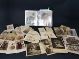 une vieille photo d'un tas de vieilles photos sur une table