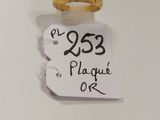 une image représentant une bague en or sur laquelle est posée une étiquette de prix