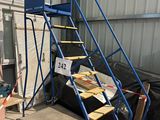 de nombreux escaliers situés dans un immeuble
