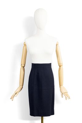 un mannequin vêtu d'une jupe noire et d'un haut blanc