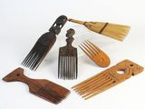 tout un tas de peignes en bois posés sur une table