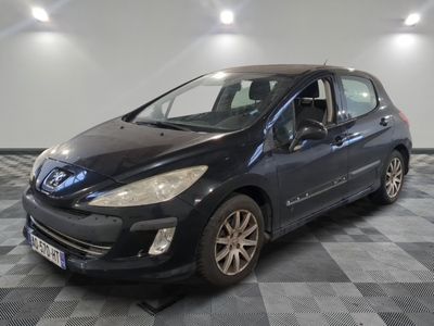 la photo d'une voiture noire garée dans un garage