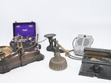 tout un tas d'objets de toutes sortes sur la table