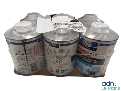 quatre canettes de soda dans un carton