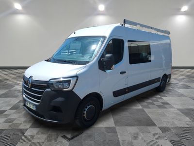 la camionnette blanche est garée sur le sol en damier d'une pièce