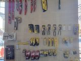 de nombreux outils accrochés au mur de l'atelier