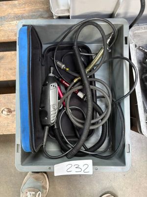 une boîte contenant tout un tas de fils