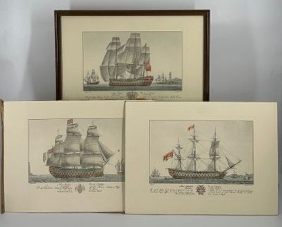 trois reproductions encadrées représentant des navires, exposées sur une étagère