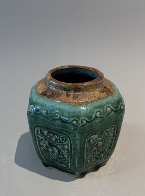 POT A GINGEMBRE en grès à glaçure verte de forme hexagonale …