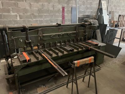 une image d'une machine dans un entrepôt