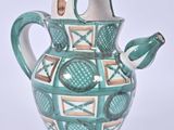 un vase bleu et blanc avec une anse