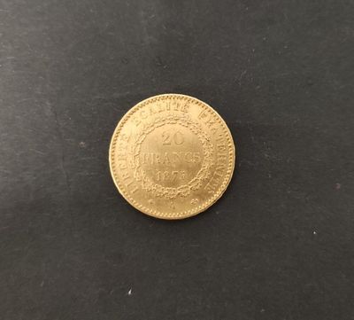 une pièce d'or posée sur une surface noire