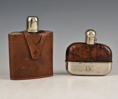 paire de flasques anciennes en cuir ornées de monogrammes gravés