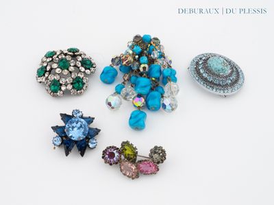 cinq broches de formes et de couleurs différentes sur un fond blanc