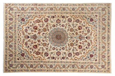 un tapis oriental avec un motif de médaillon sur fond blanc
