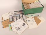 une boîte remplie de timbres et d'enveloppes posée sur une table