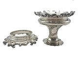 un bougeoir en argent et un porte-bagues sur fond blanc