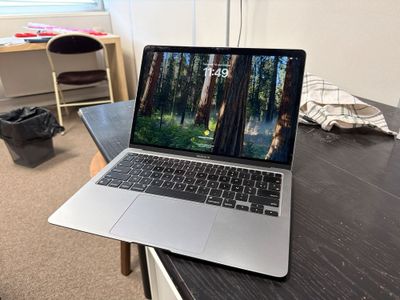 un ordinateur portable posé sur un bureau dans une pièce