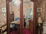 une grande armoire en bois avec un miroir à l'intérieur