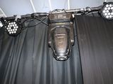 une radio posée sur un rideau noir