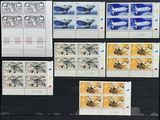 Plusieurs timbres de tailles et de couleurs différentes sont disposés sur un fond noir
