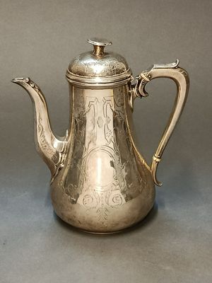 cafetière plaquée argent ornée d'un motif décoratif sur le couvercle