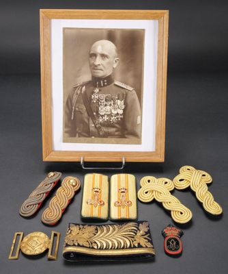 une vieille photo représentant un homme en uniforme, entouré d'autres objets