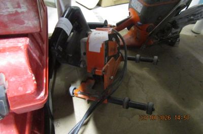 quelqu'un utilise une tronçonneuse pour couper un morceau de bois