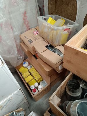 beaucoup de cartons et de bacs posés par terre