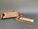 paire de briquets anciens plaqués cuivre, avec un étui en bois