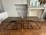 deux tables posées sur un parquet, devant une cheminée