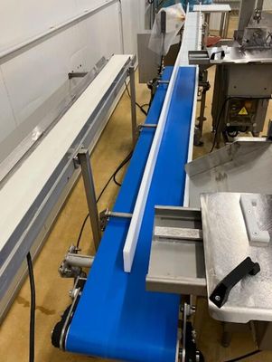 une image d'une bande transporteuse dans une usine