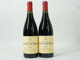 deux bouteilles de vin rouge posées l'une à côté de l'autre sur une surface blanche