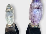 une paire de statues d'améthorate posées sur des socles en marbre noir, sur fond blanc