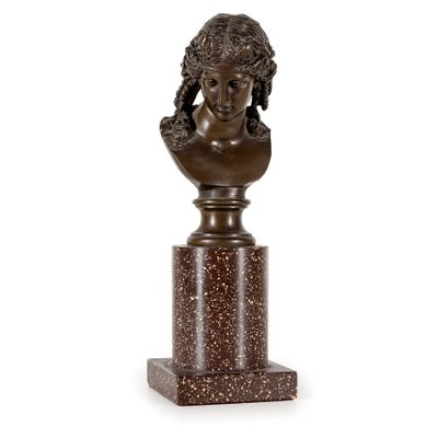buste en bronze d'une femme sur un socle en marbre