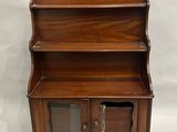 une bibliothèque ancienne en bois à deux portes et deux étagères