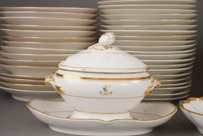 PARTIE de service en porcelaine blanche à décor doré, monogr…