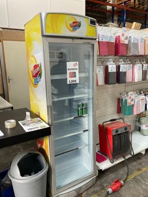 1 vitrine à boissons 1 porte battante vitrée