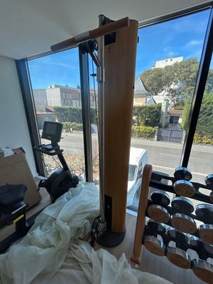 une pièce équipée d'appareils de musculation et dotée d'une grande fenêtre