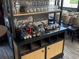 un casier à vin sur lequel sont posés des verres à vin, dans un restaurant