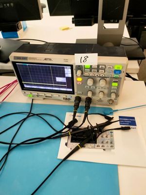 une image représentant un ordinateur posé sur un bureau, à côté d'un écran