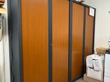 une grande armoire de rangement dans un coin de la pièce