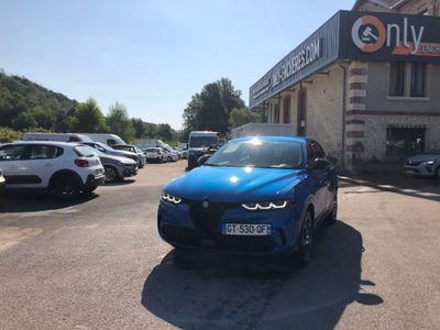 une BMW bleue garée devant un immeuble