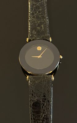 une image d'un gros plan d'une montre-bracelet sur une surface noire