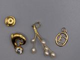 trois paires de boucles d'oreilles à clip en or et perles et une paire de boucles d'oreilles