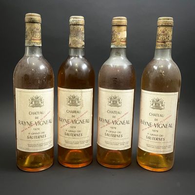 trois bouteilles de vin posées l'une à côté de l'autre sur une table
