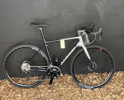 un vélo garé contre un mur, devant un mur