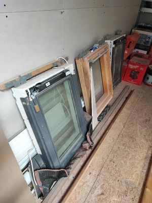 Il y a plusieurs types de fenêtres dans cette pièce